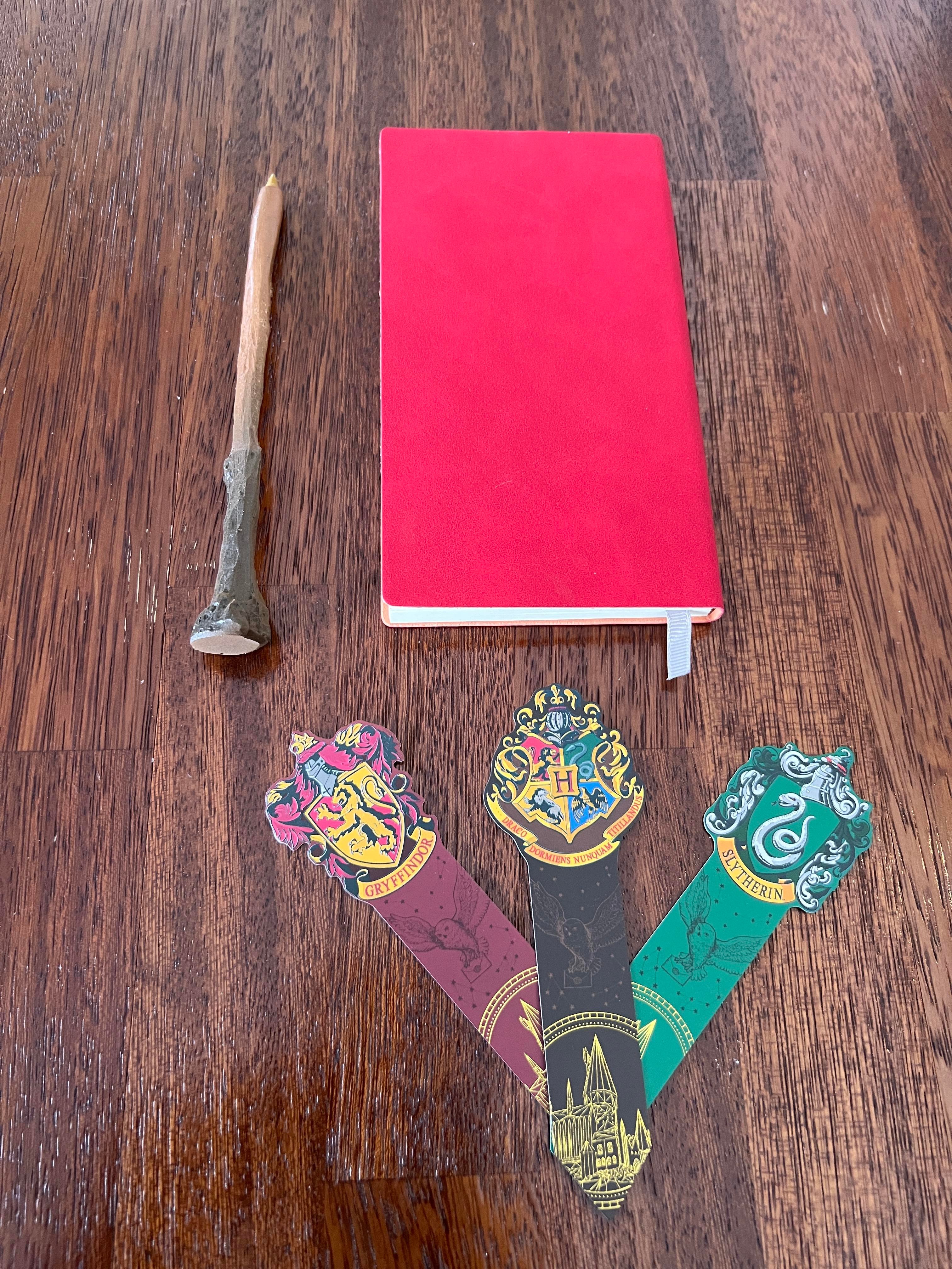 Harry Potter Temalı Hediye Seti /Harry Potter İşlemeli Deri Defter, Asa Şeklinde Kalem ve 3 Adet Kitap Ayracı Seti-Model 2 - Miamantra