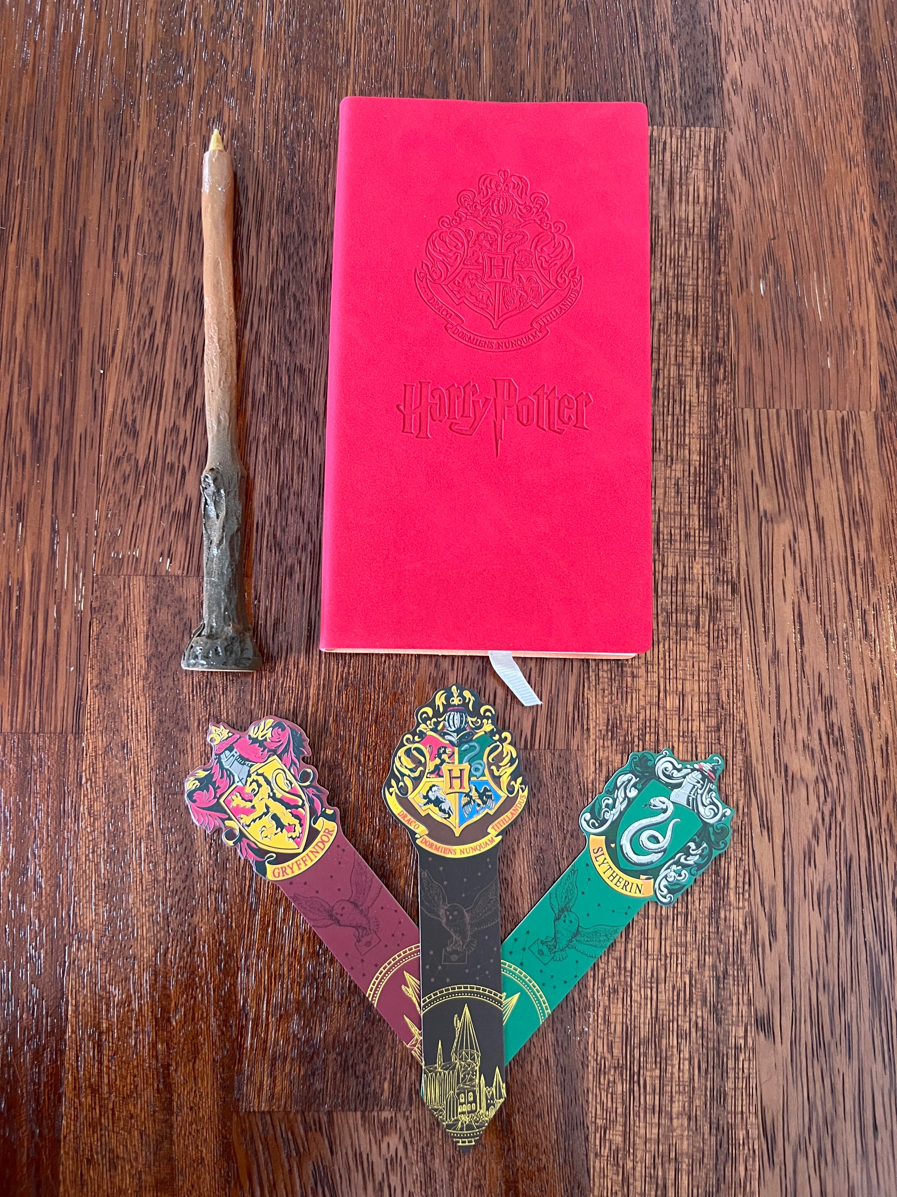 Harry Potter Temalı Hediye Seti /Harry Potter İşlemeli Deri Defter, Asa Şeklinde Kalem ve 3 Adet Kitap Ayracı Seti-Model 2 - Miamantra
