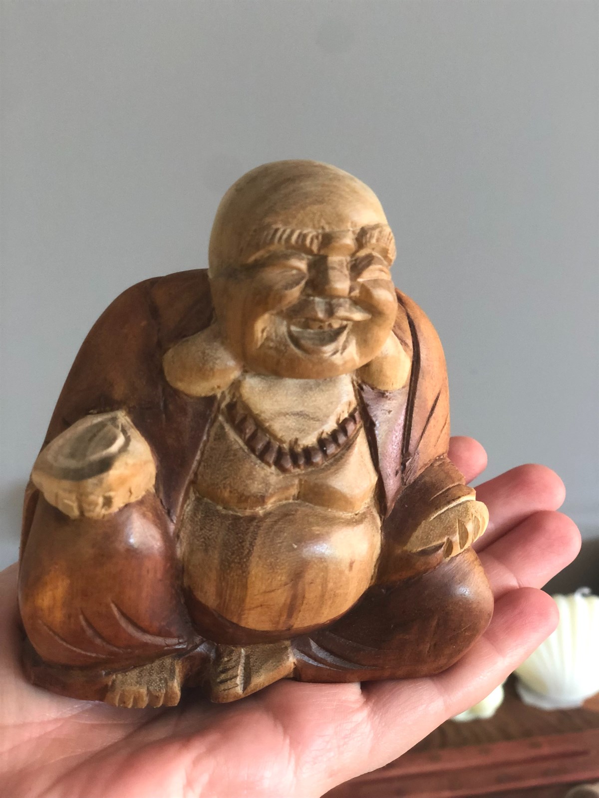 İki Renk Ahşap El Yapımı Gülen Buda (14 cm - 9,5 cm)