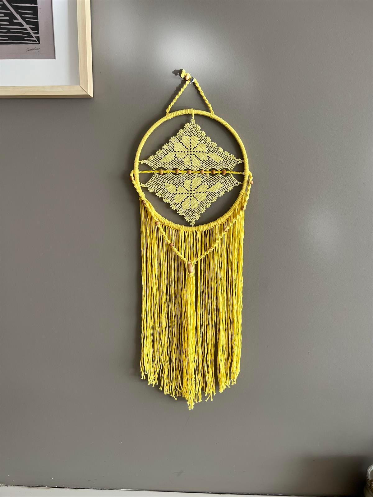 Limon Sarısı El Yapımı Dantelli Duvar Dekoru (Çap: 22 cm) - Miamantra
