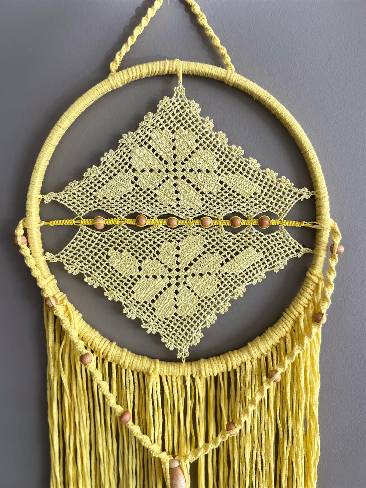 Limon Sarısı El Yapımı Dantelli Duvar Dekoru (Çap: 22 cm) - Miamantra