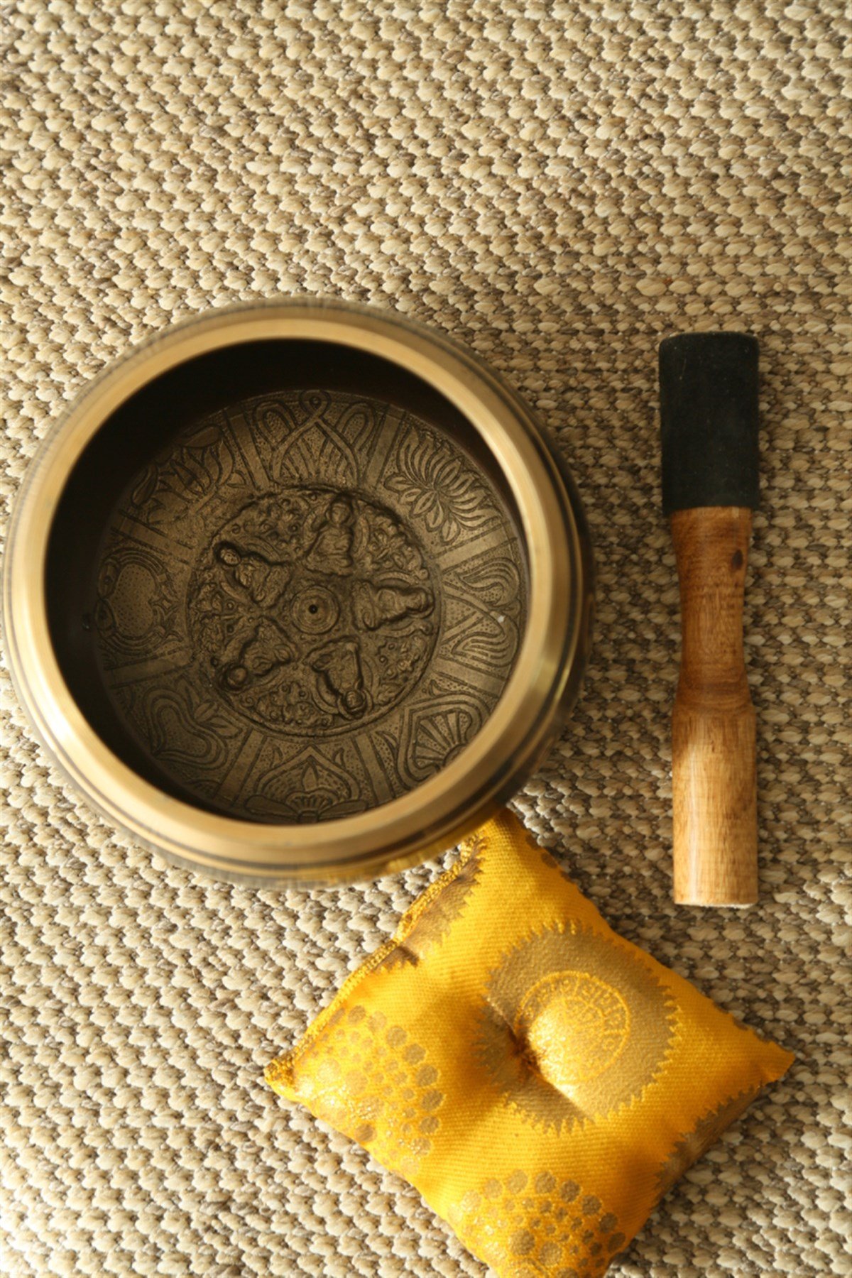 Sarı Yastık ve Tokmak Hediyeli Tibet Ses Çanağı Seti - Buda Motifli - 16 cm / Meditasyon Çanı, Yoga Çanı, Singing Bowl, Tokmaklı Set - Miamantra