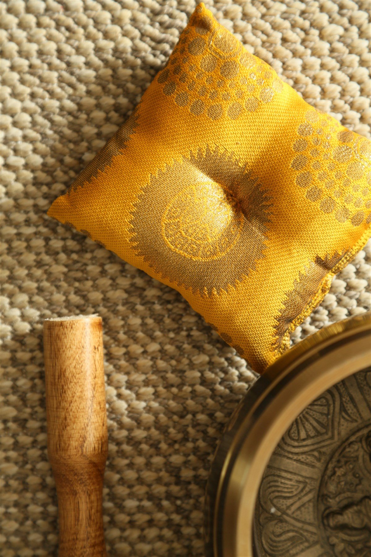Sarı Yastık ve Tokmak Hediyeli Tibet Ses Çanağı Seti - Buda Motifli - 16 cm / Meditasyon Çanı, Yoga Çanı, Singing Bowl, Tokmaklı Set - Miamantra