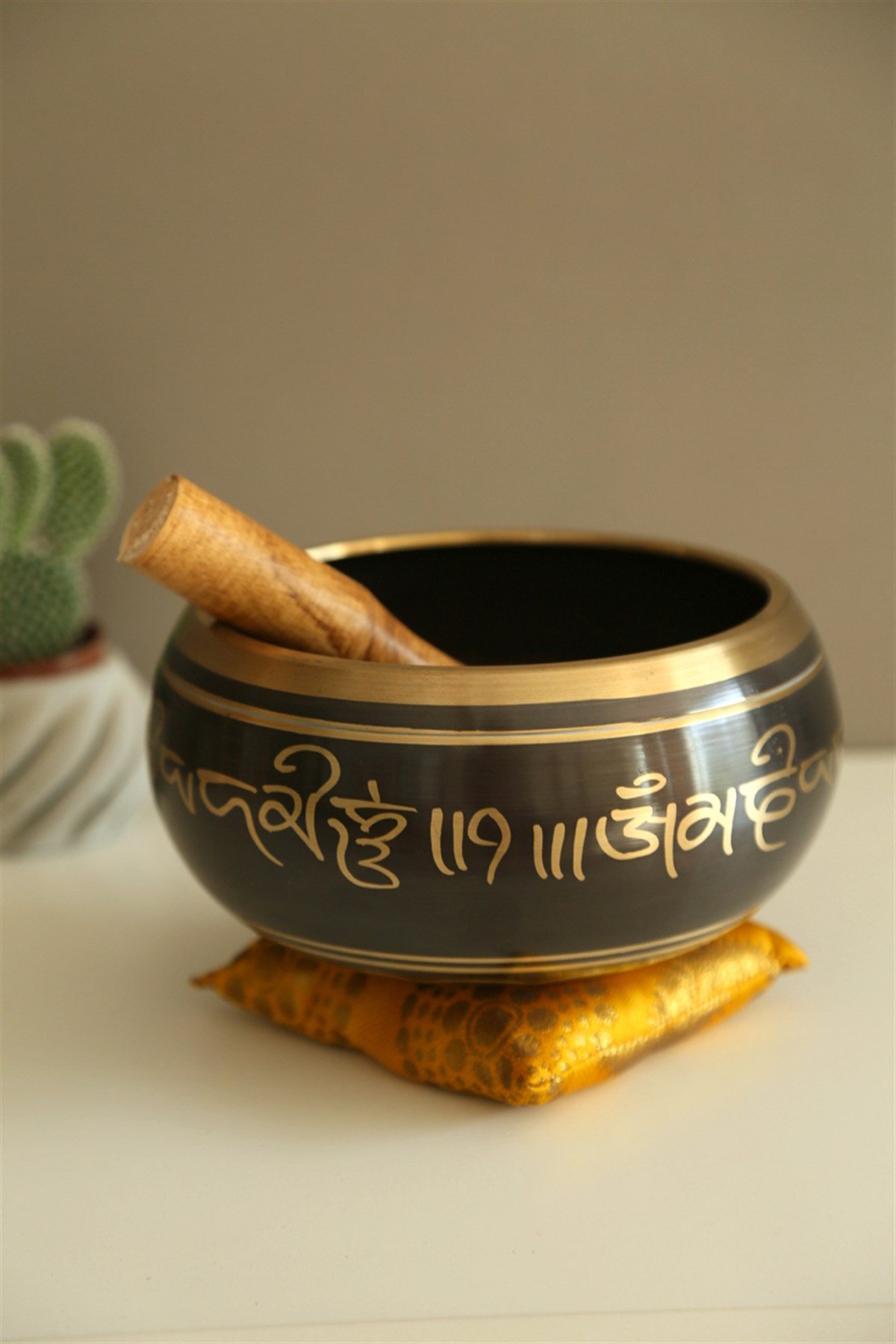 Sarı Yastık ve Tokmak Hediyeli Tibet Ses Çanağı Seti - Buda Motifli - 16 cm / Meditasyon Çanı, Yoga Çanı, Singing Bowl, Tokmaklı Set - Miamantra