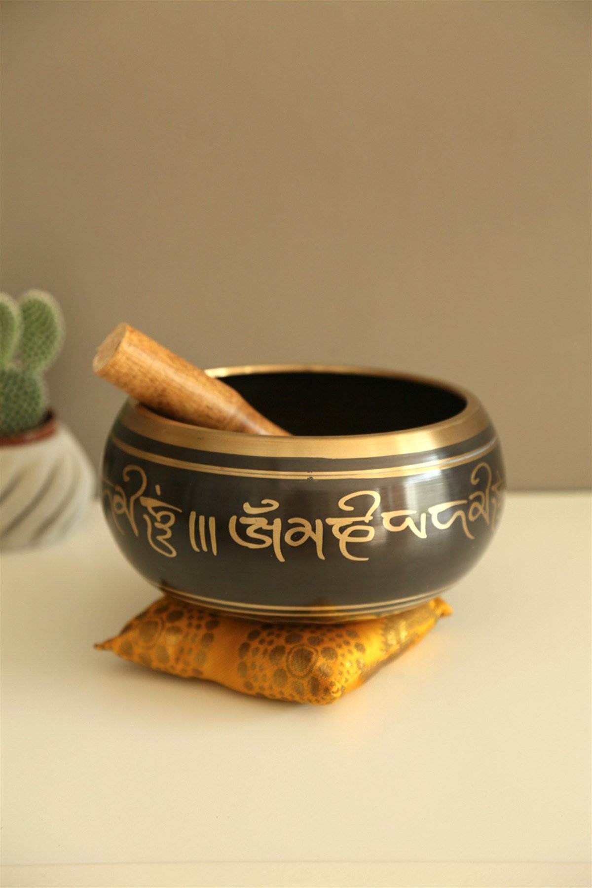 Sarı Yastık ve Tokmak Hediyeli Tibet Ses Çanağı Seti - Buda Motifli - 16 cm / Meditasyon Çanı, Yoga Çanı, Singing Bowl, Tokmaklı Set - Miamantra