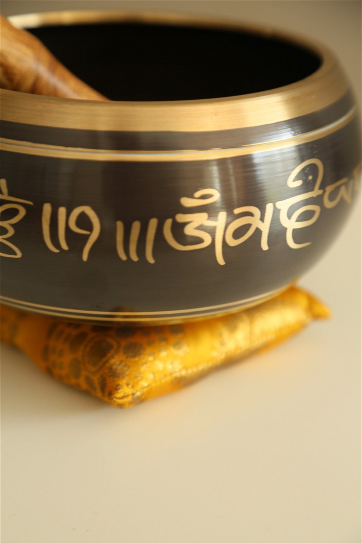 Sarı Yastık ve Tokmak Hediyeli Tibet Ses Çanağı Seti - Buda Motifli - 16 cm / Meditasyon Çanı, Yoga Çanı, Singing Bowl, Tokmaklı Set - Miamantra