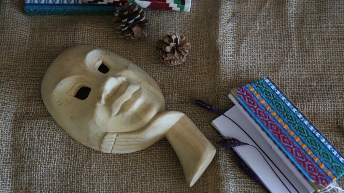 Tek Parça Ahşaptan Oyulmuş Teatral Maske (22 cm)