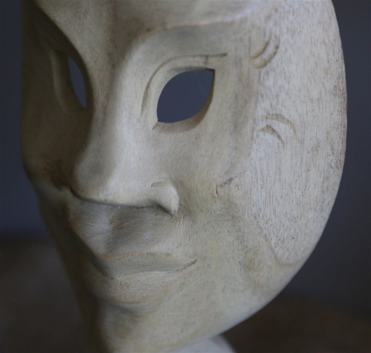 Tek Parça Ahşaptan Oyulmuş Teatral Maske (22 cm)