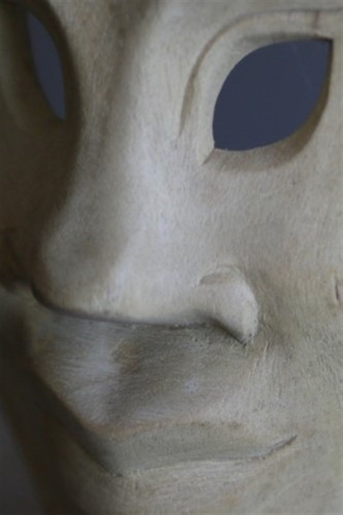 Tek Parça Ahşaptan Oyulmuş Teatral Maske (22 cm) - Miamantra
