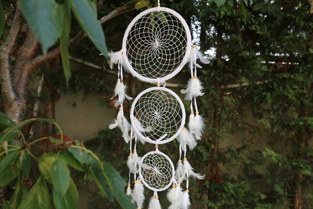 Üç Kasnaklı Beyaz Süet Rüya Kapanı (97 cm)