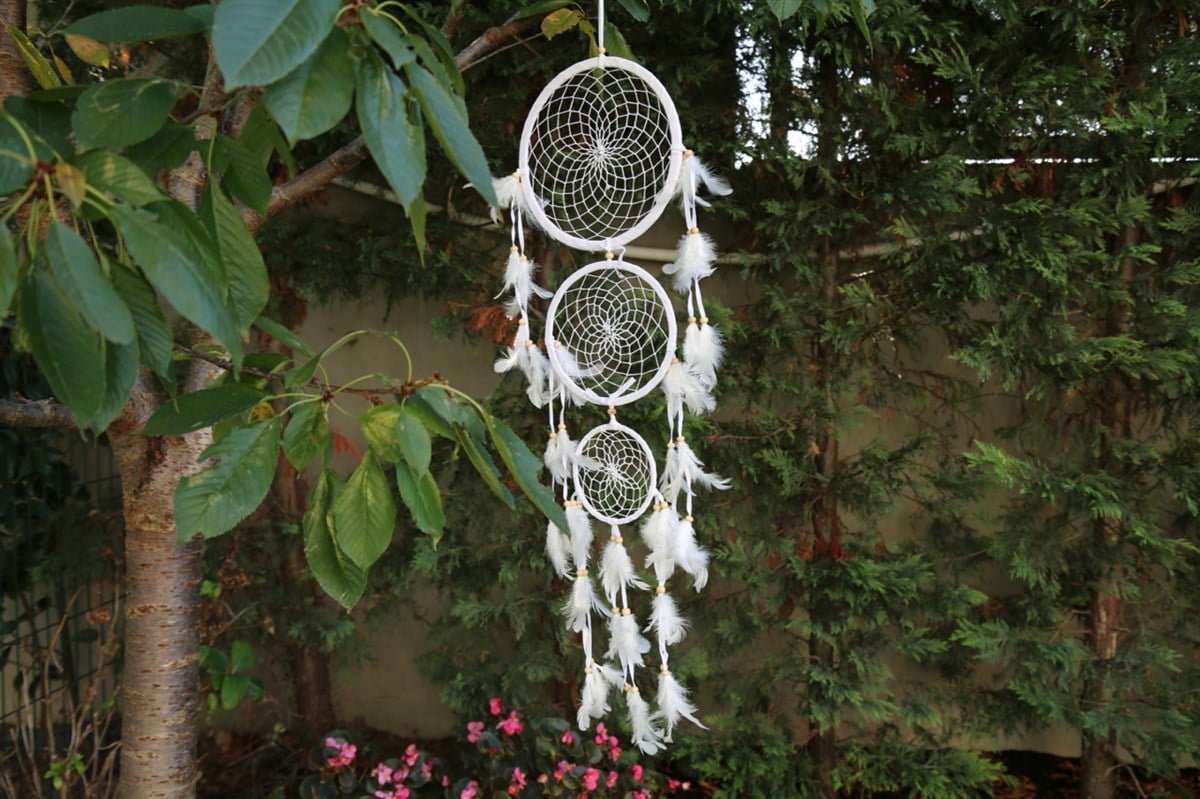 Üç Kasnaklı Beyaz Süet Rüya Kapanı (97 cm)