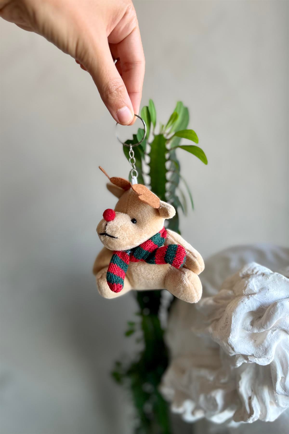 Yılbaşı Temalı Elbiseli Sevimli Peluş Geyik Model Bej Anahtarlık , Çanta Aksesuarı Hediyelik (12 cm) - Miamantra