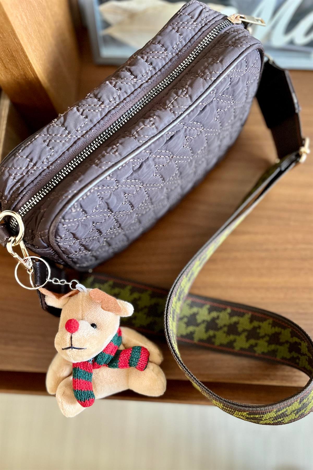 Yılbaşı Temalı Elbiseli Sevimli Peluş Geyik Model Bej Anahtarlık , Çanta Aksesuarı Hediyelik (12 cm) - Miamantra