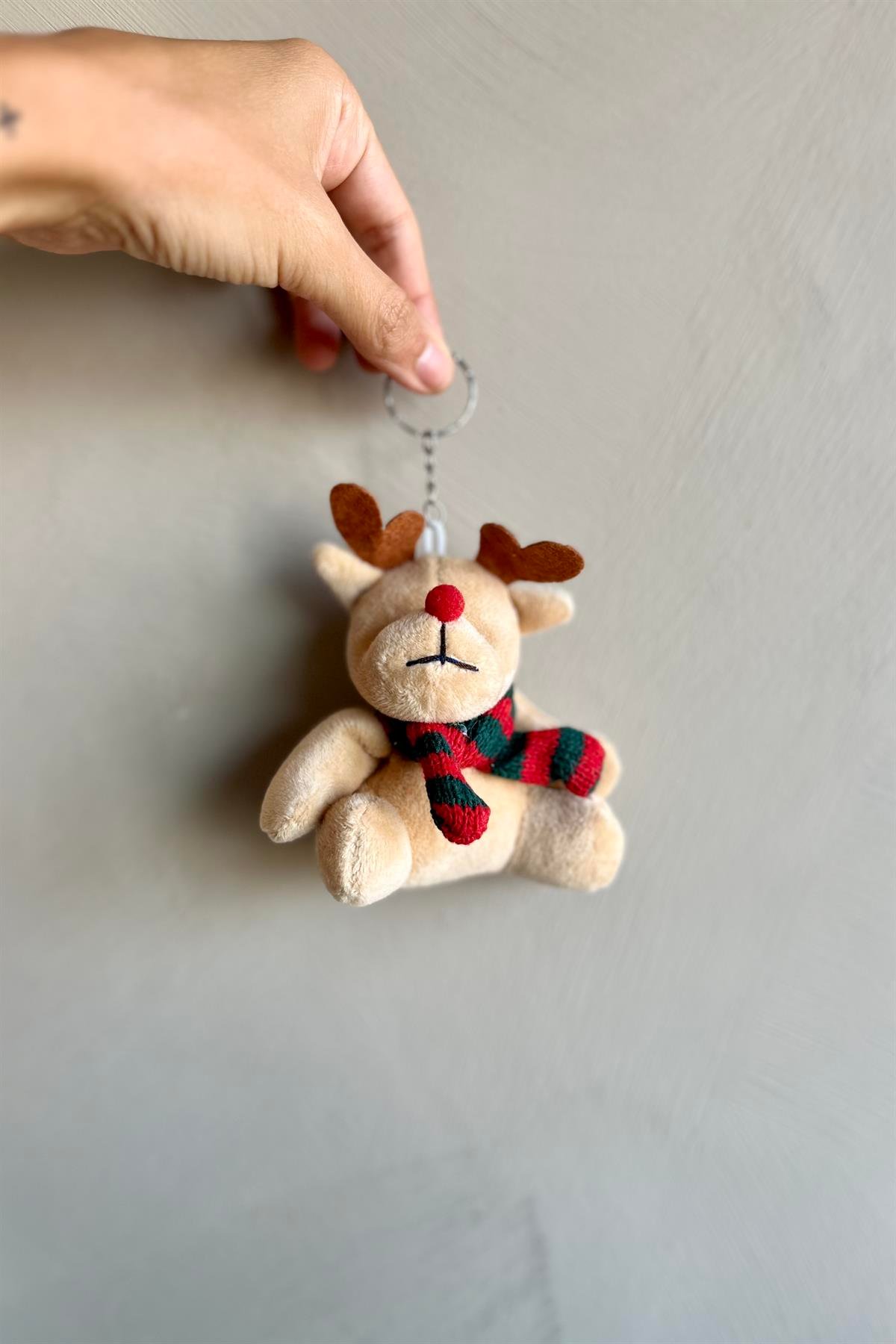 Yılbaşı Temalı Elbiseli Sevimli Peluş Geyik Model Bej Anahtarlık , Çanta Aksesuarı Hediyelik (12 cm) - Miamantra