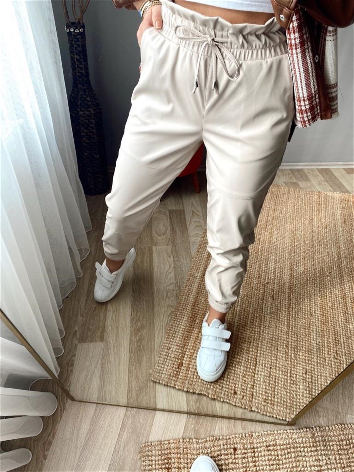 Paça detaylı bel lastıklı deri pantalon