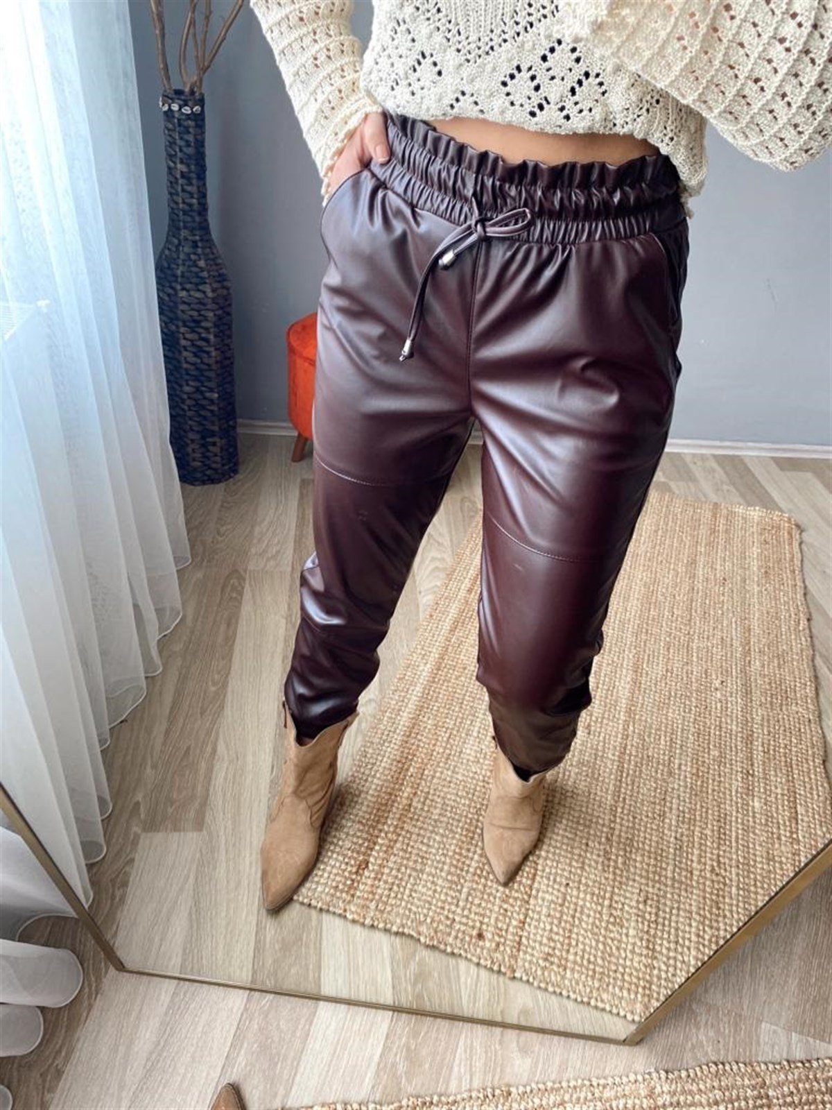 Paça detaylı bel lastıklı deri pantalon