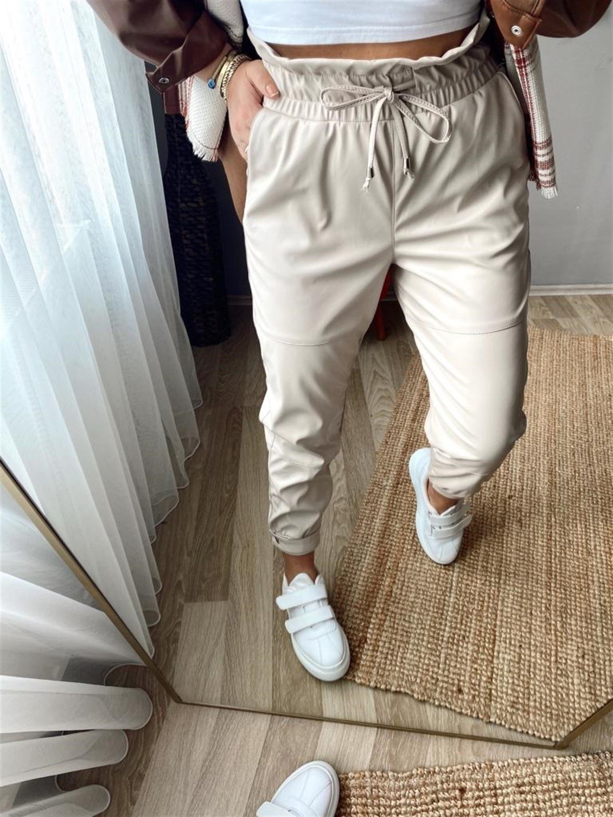 Paça detaylı bel lastıklı deri pantalon