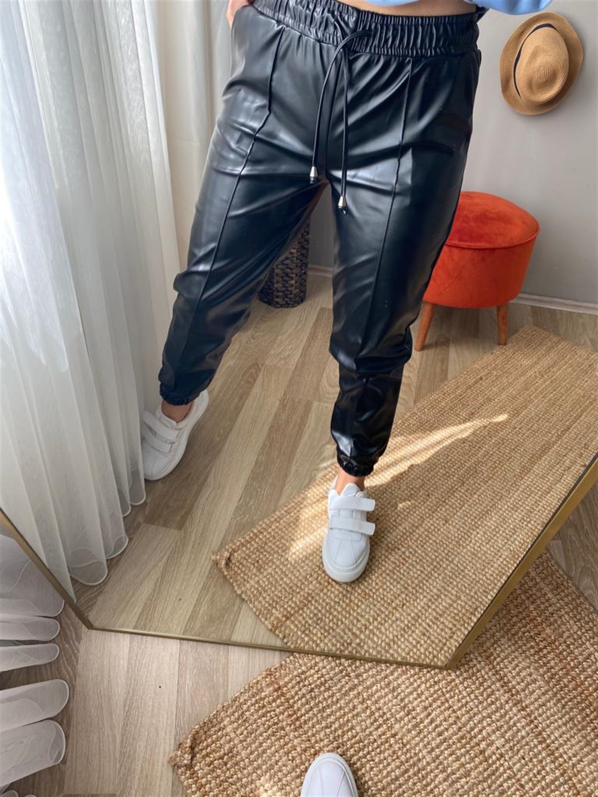 Paçası lastıkli yumuşak deri pantalon
