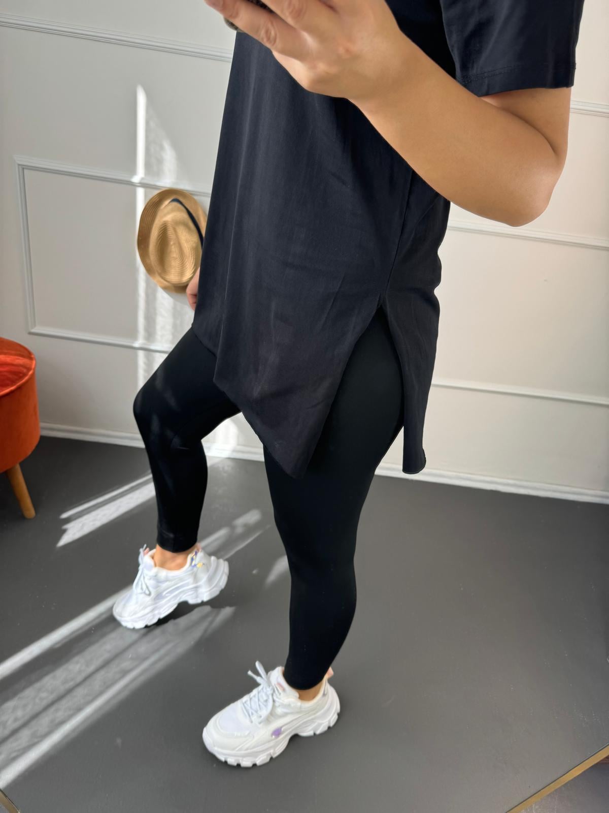 Yuvarlak Yaka Yanları Yırtmaçlı Pamuklu Tshirt