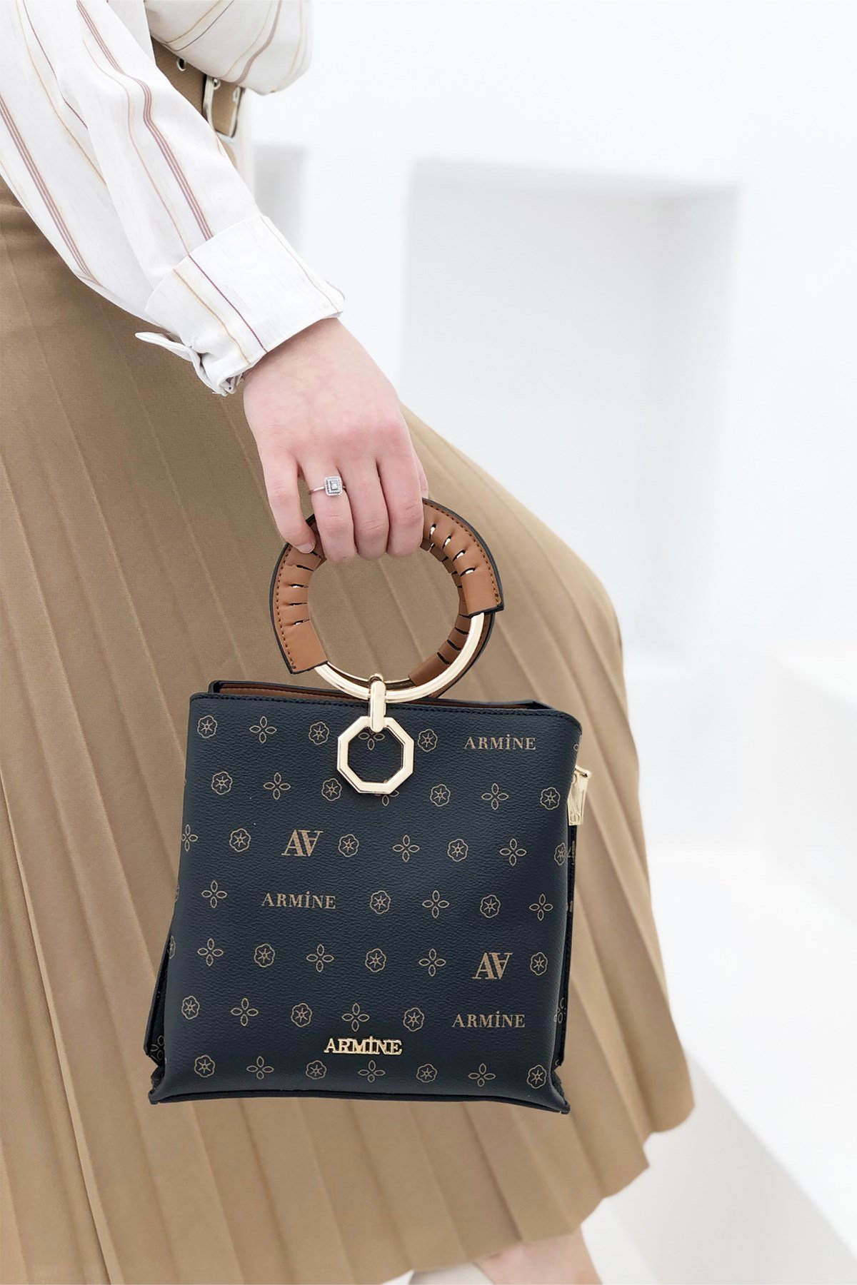 Armine Yuvarlak Kulplu El Ve Omuz Çantası 260 Siyah Baskılı