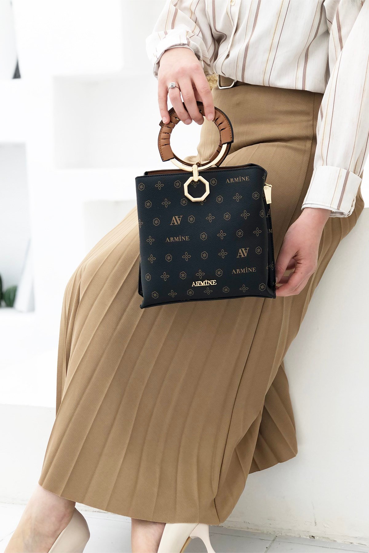 Armine Yuvarlak Kulplu El Ve Omuz Çantası 260 Siyah Baskılı