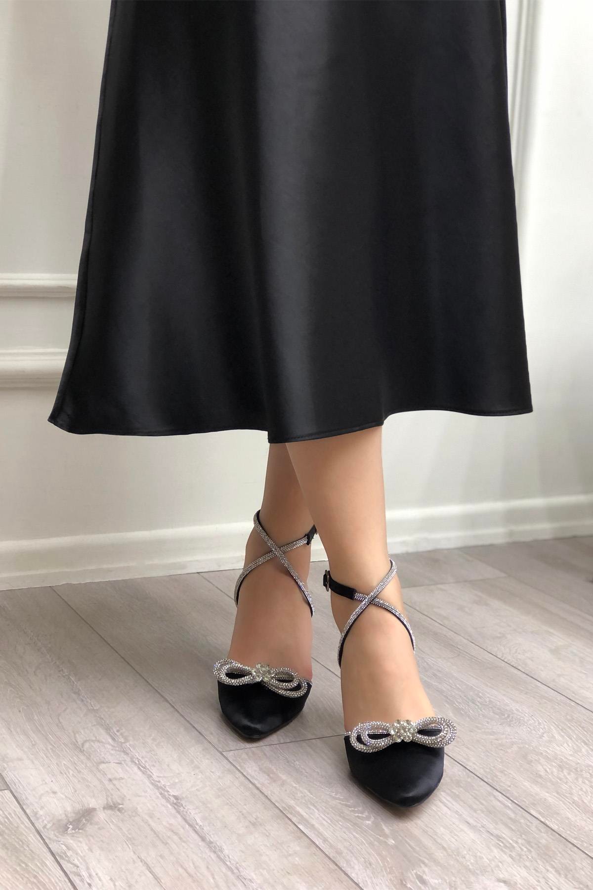 My Bella KRD-215 Fiyonklu Taşlı Kadeh Topuk Kadın Ayakkabı Siyah Saten