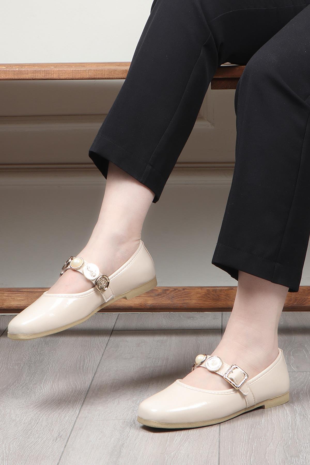 STİLO BELLO 25Y 110 Rozet Toka Kadın Babet Krem Rugan