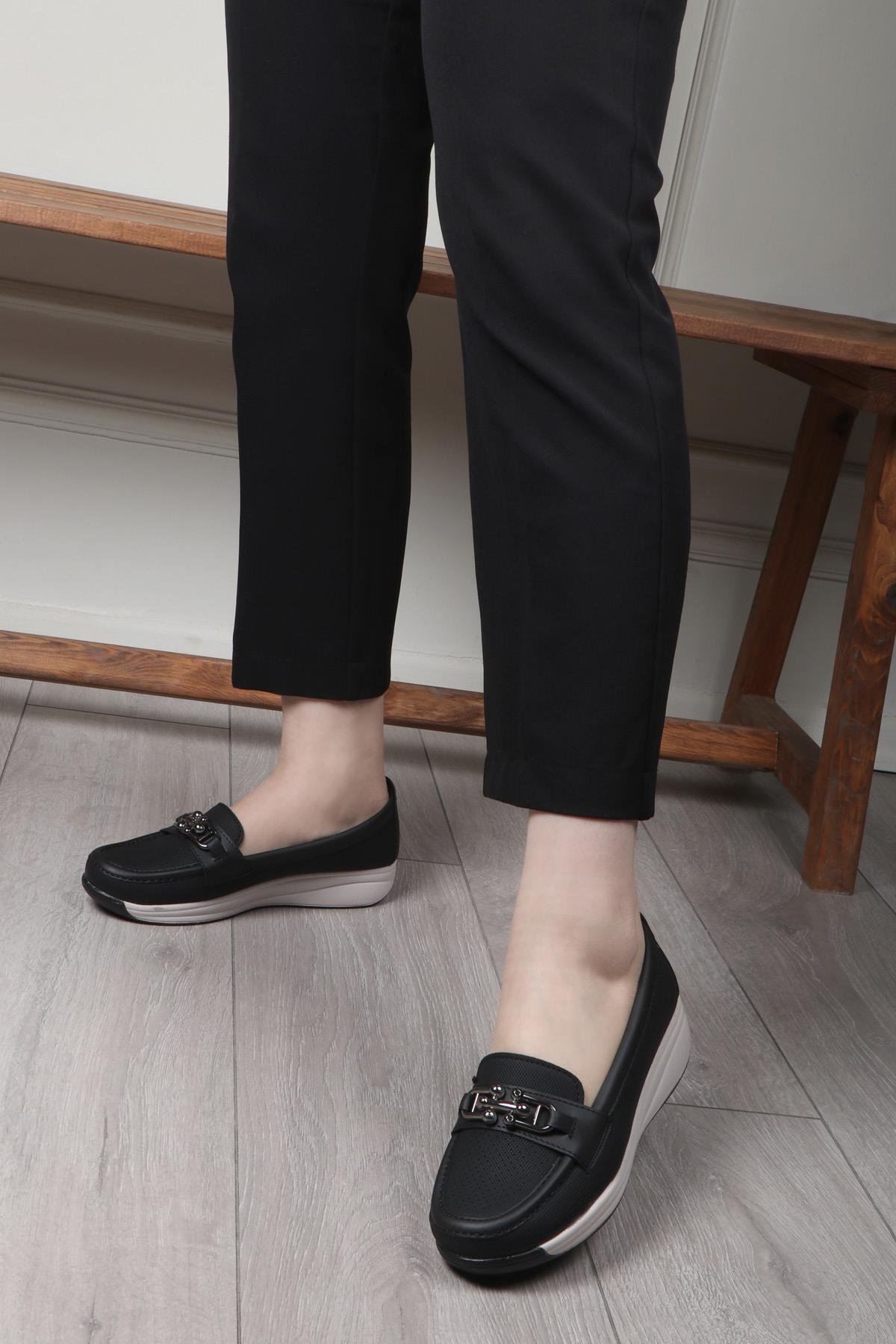 Wanetti 25-267 Saraçlı Poli Kadın Ayakkabı Siyah Kot Zımbalı