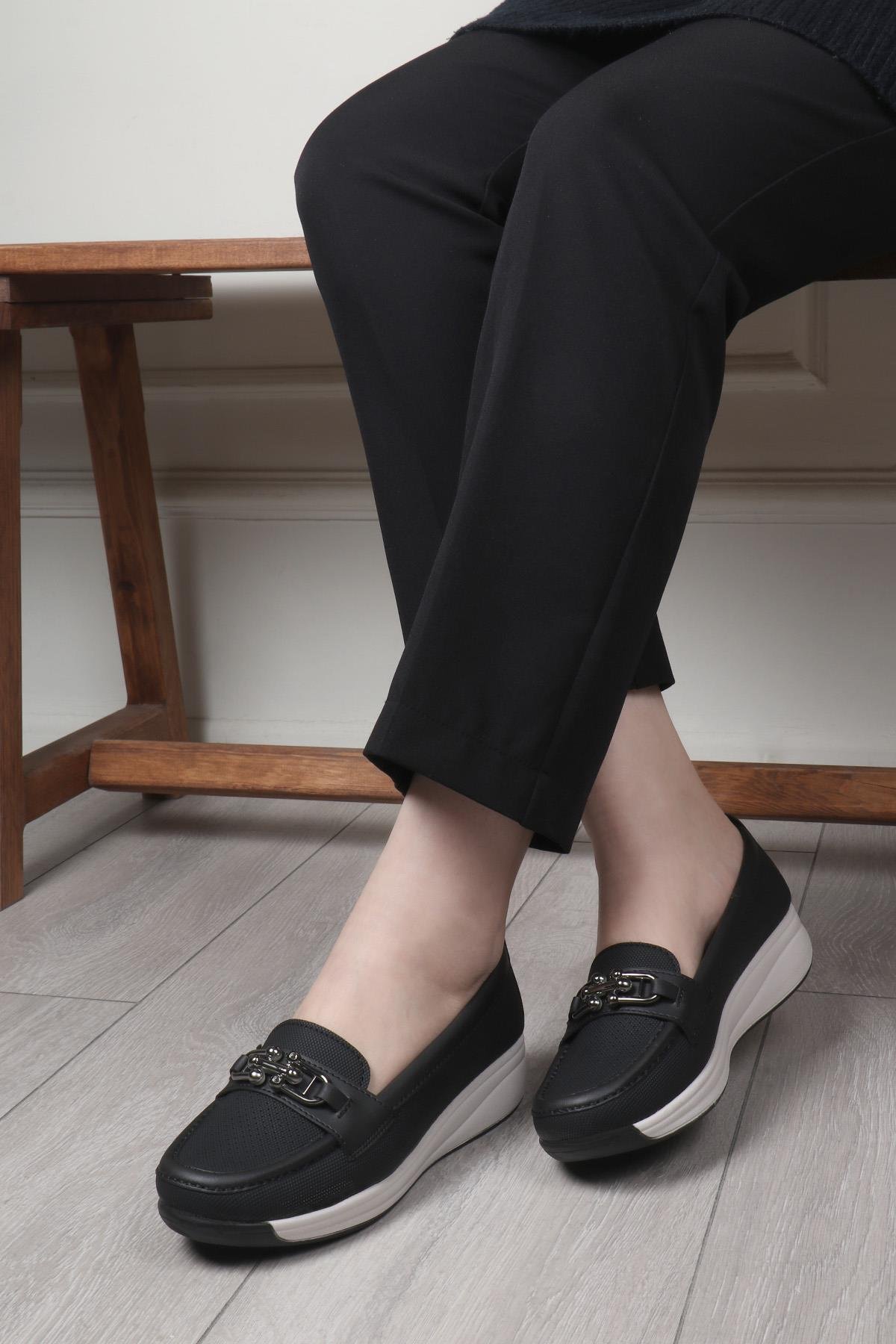 Wanetti 25-267 Saraçlı Poli Kadın Ayakkabı Siyah Kot Zımbalı