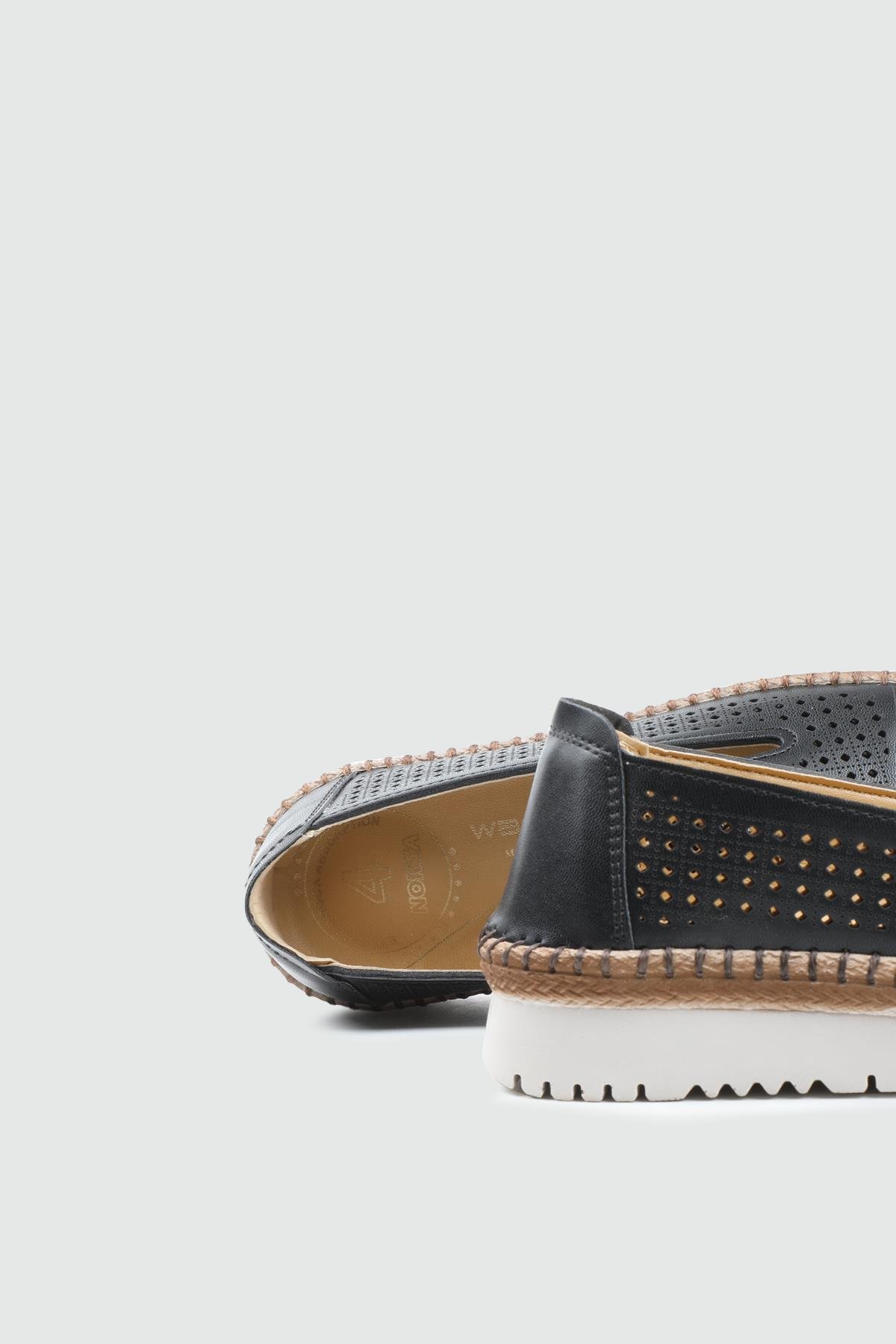 Wanetti 25-507 HCB Kadın Ayakkabı Siyah Cilt Zımbalı