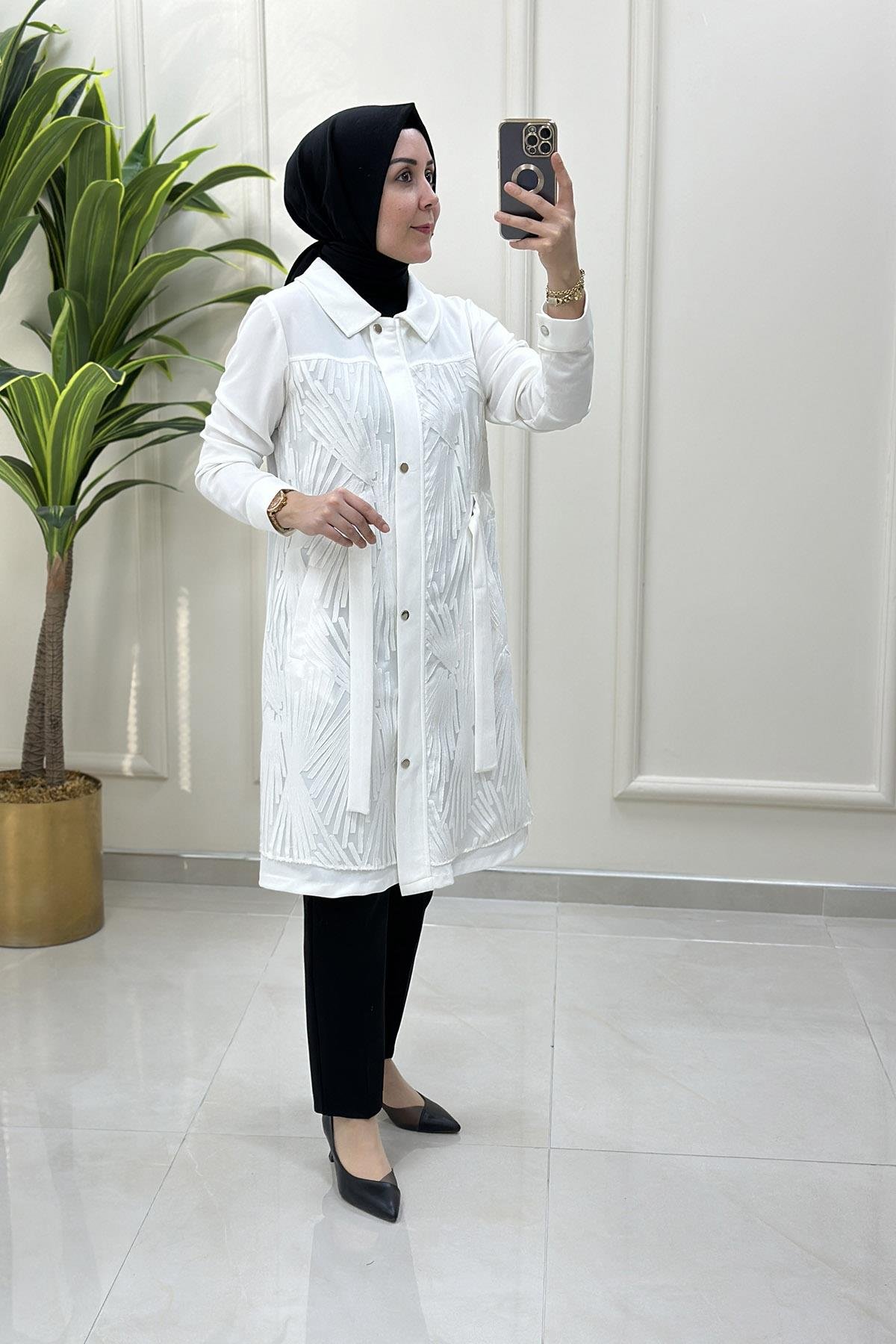 Giy ÇıkÖnü Gizli Fermuar ve Çıtçıtlı Organze Tül Detaylı Kadın Giyçık Kap Beyaz KADO 8527