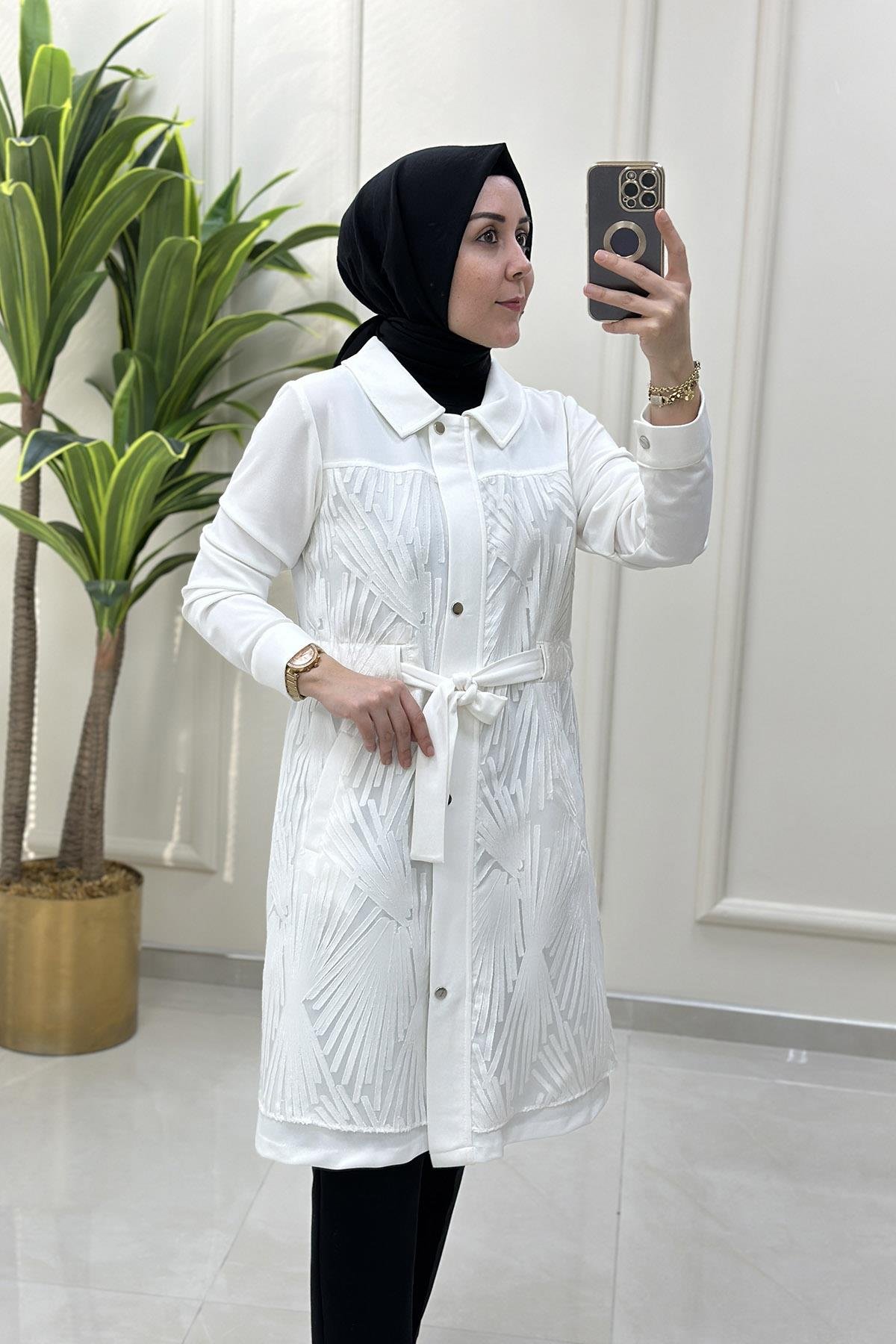Giy ÇıkÖnü Gizli Fermuar ve Çıtçıtlı Organze Tül Detaylı Kadın Giyçık Kap Beyaz KADO 8527