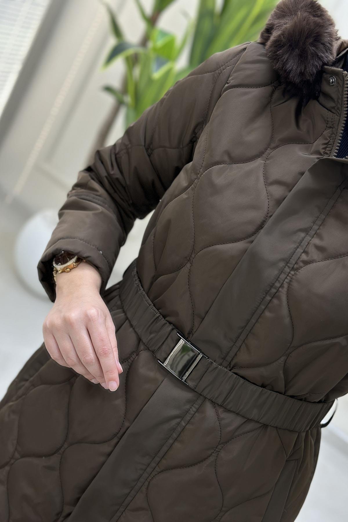 KabanBelli Önü Fermuarlı Kapüşonu Kürklü Kadın Kapitone Kaban Kahverengi BELLİ 7001