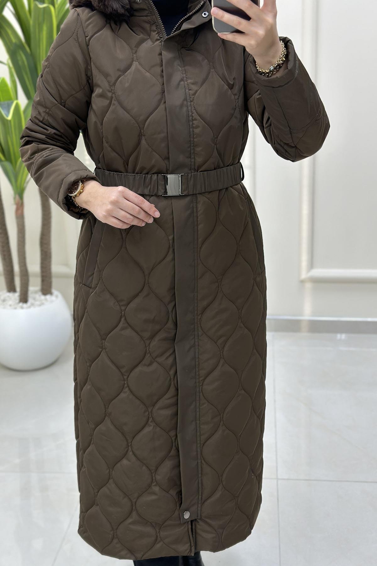 KabanBelli Önü Fermuarlı Kapüşonu Kürklü Kadın Kapitone Kaban Kahverengi BELLİ 7001