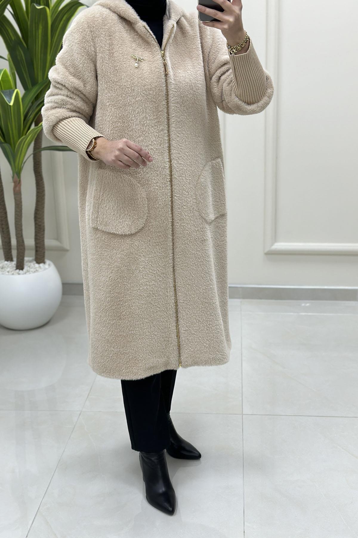 KabanÖnü Fermuarlı Broş Detaylı Kadın Angora Kaban Bej VOL 4100
