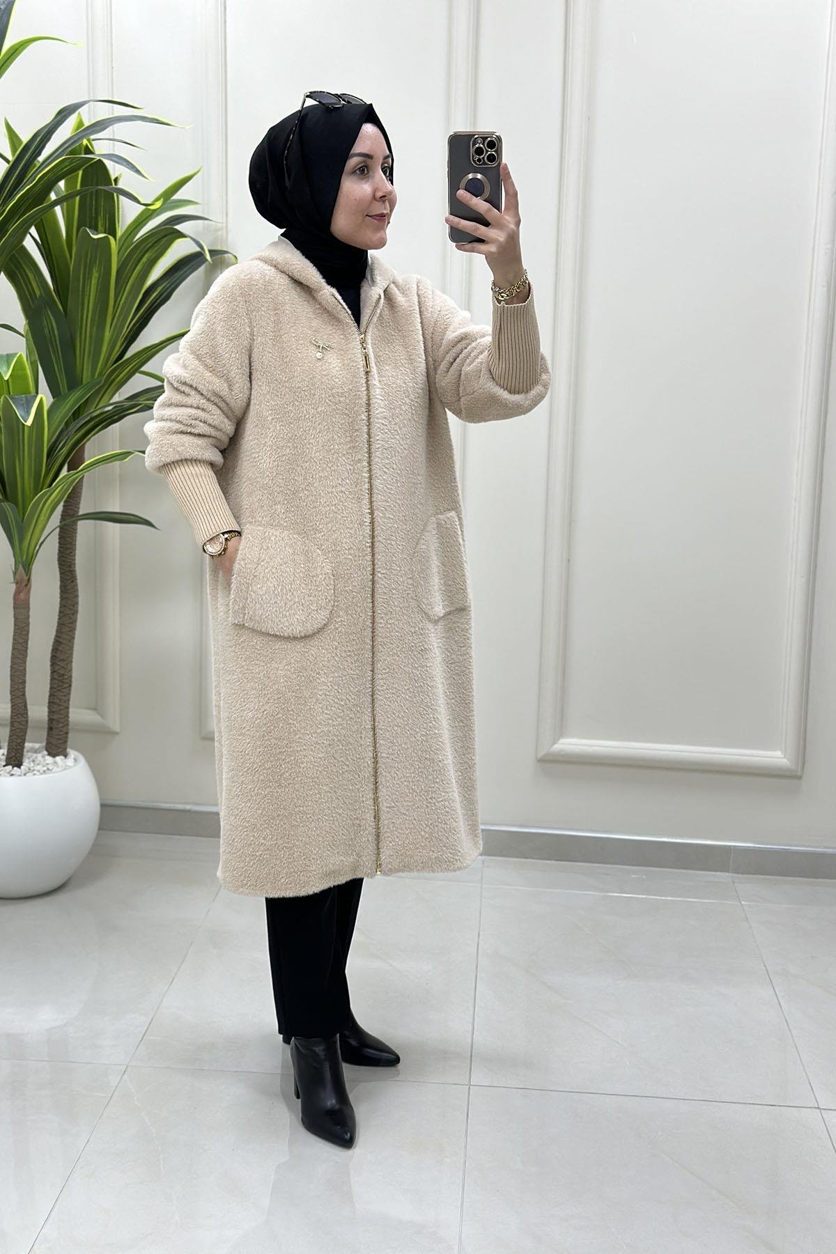 KabanÖnü Fermuarlı Broş Detaylı Kadın Angora Kaban Bej VOL 4100