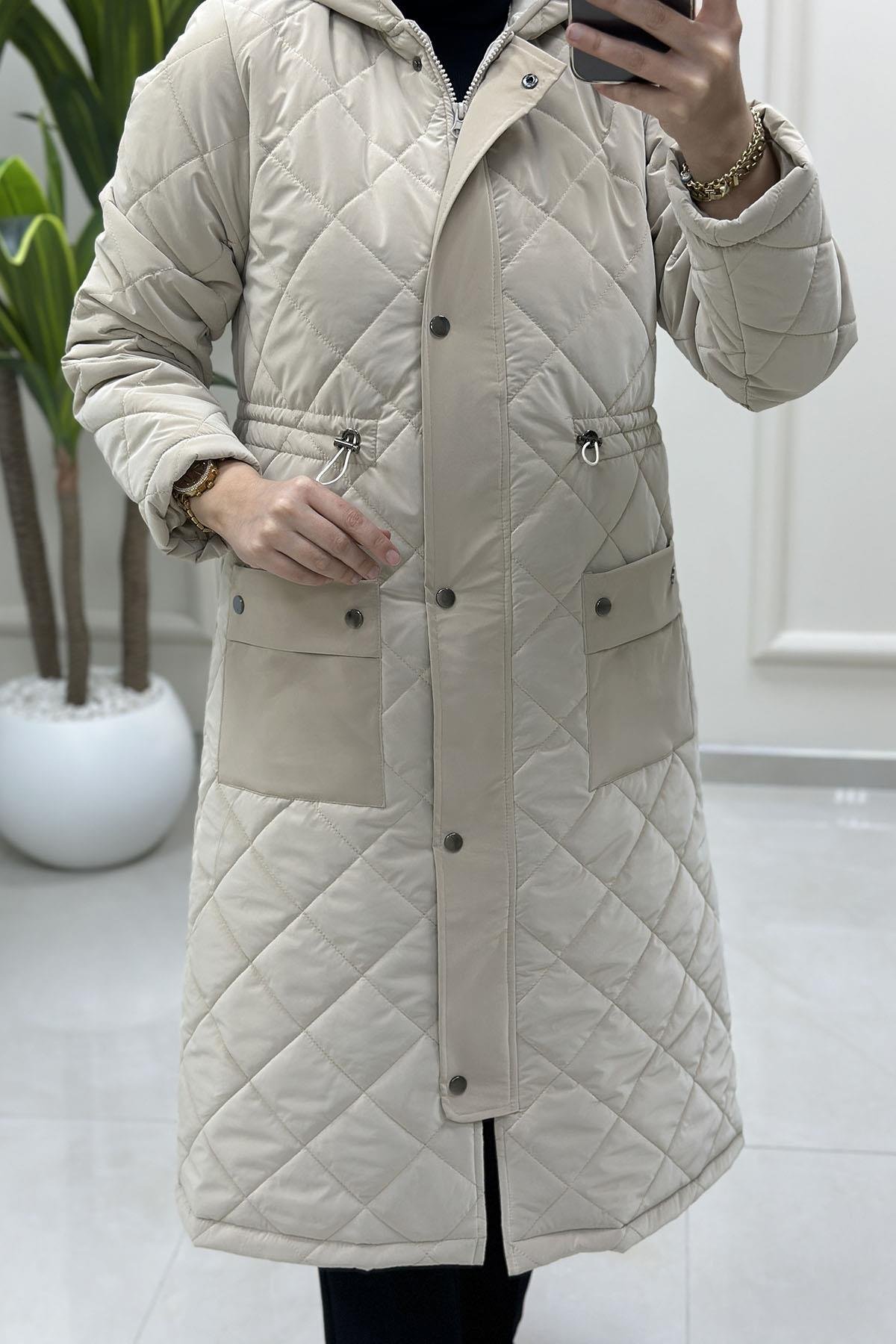 KabanÖnü Fermuarlı Çıtçıtlı Beli Büzgü Detaylı Kadın Kapitone Kaban Bej MLH 4620