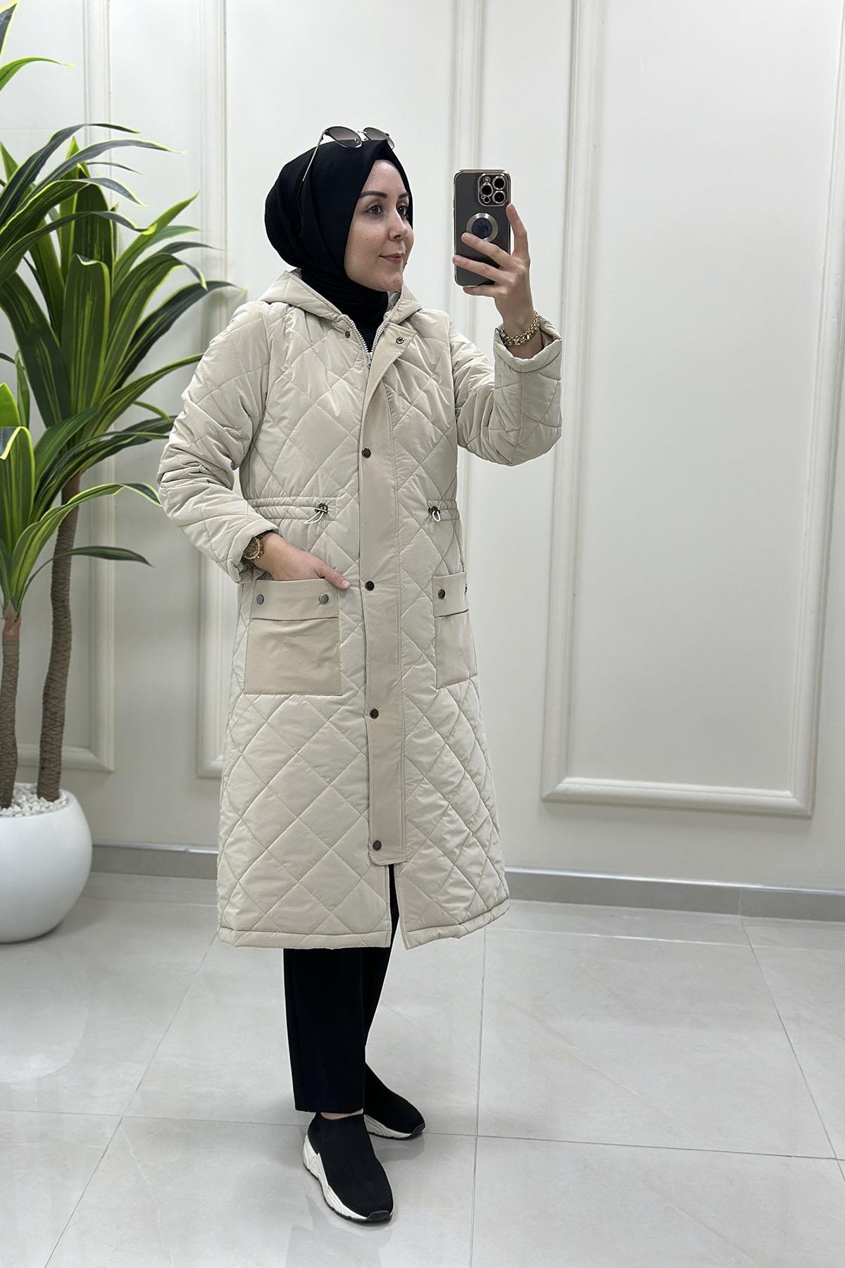 KabanÖnü Fermuarlı Çıtçıtlı Beli Büzgü Detaylı Kadın Kapitone Kaban Bej MLH 4620