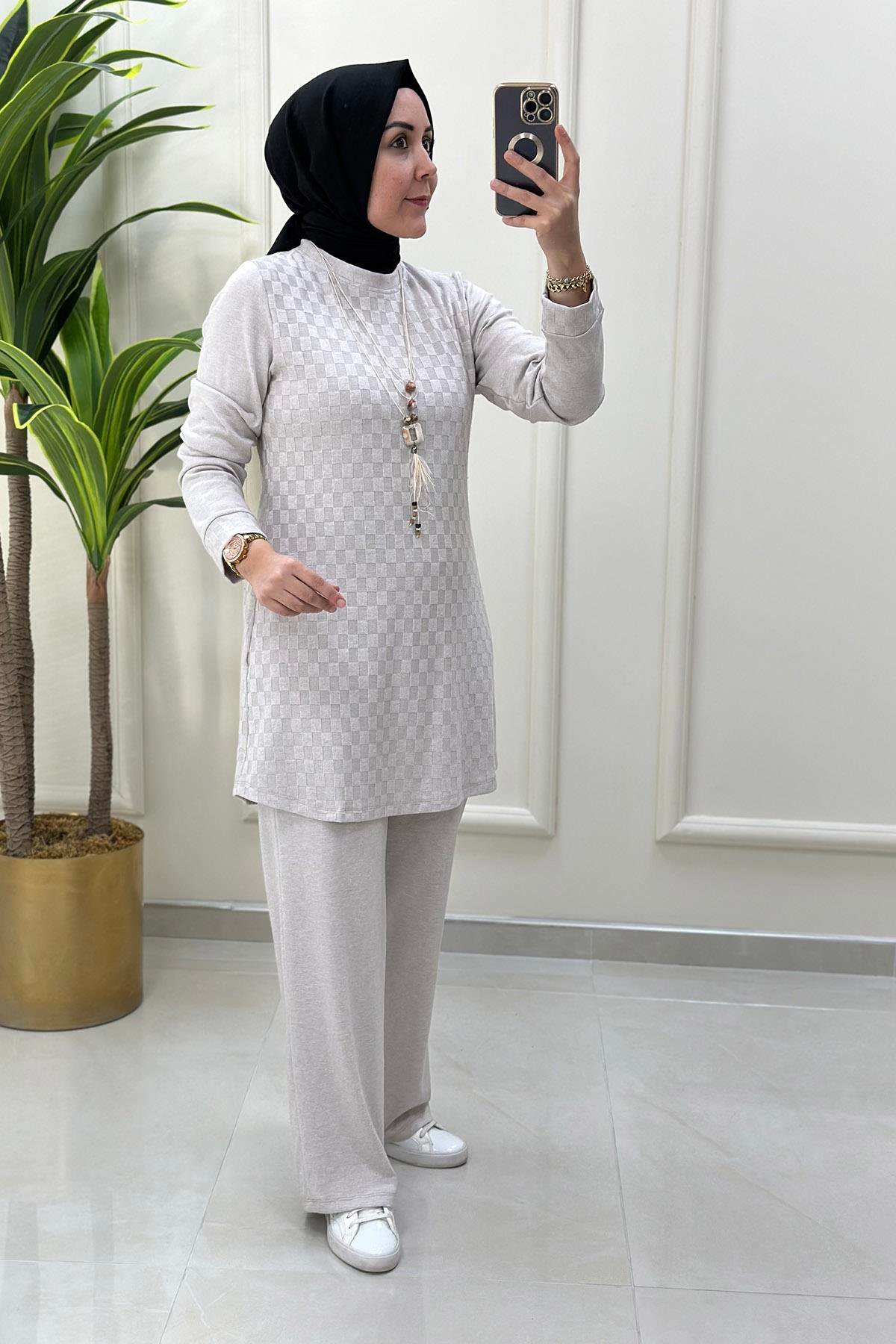 Pantolonlu TakımDama Desen Kolyeli Tunik ve Pantolon Kadın Triko Takım Bej CNR 1818