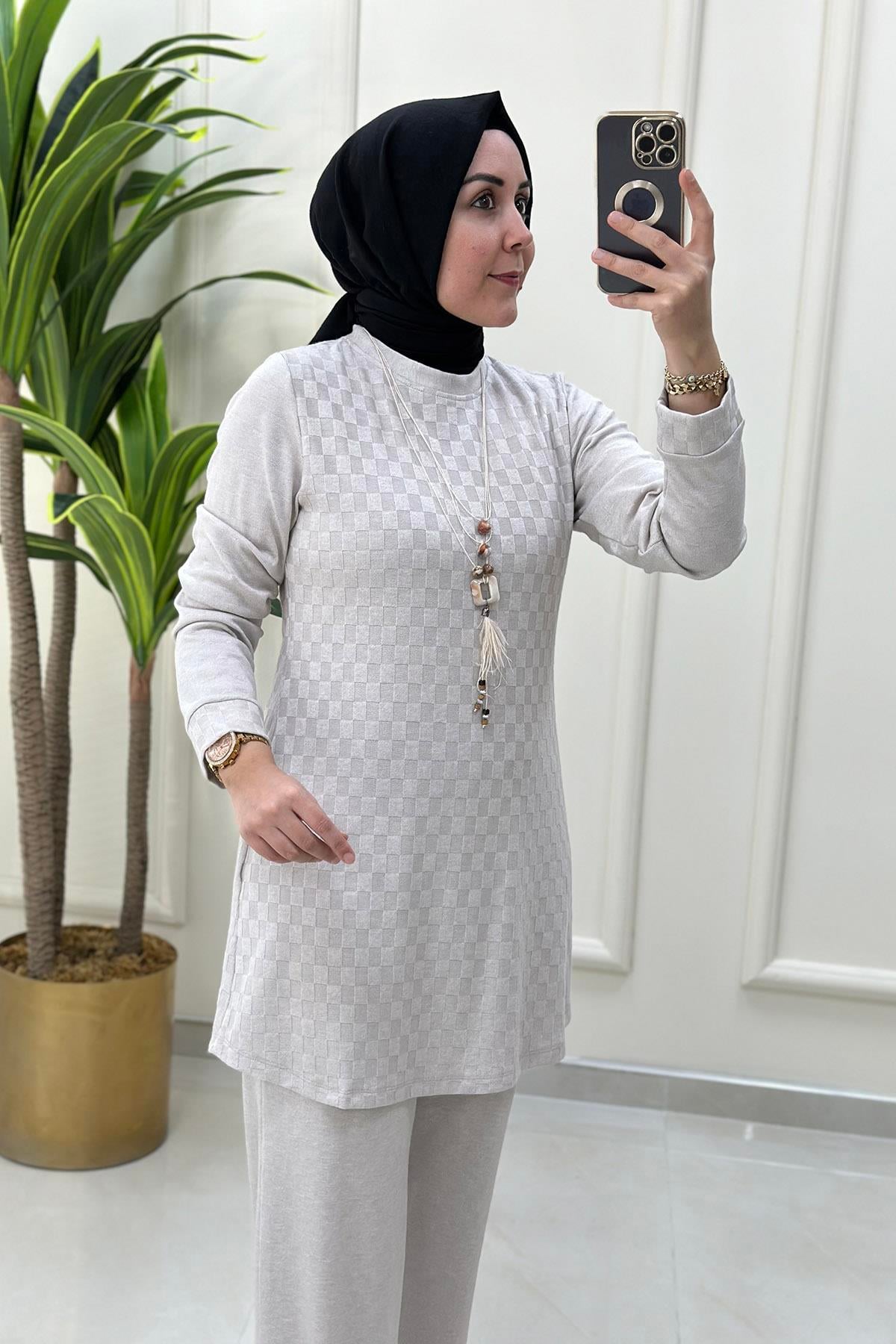 Pantolonlu TakımDama Desen Kolyeli Tunik ve Pantolon Kadın Triko Takım Bej CNR 1818