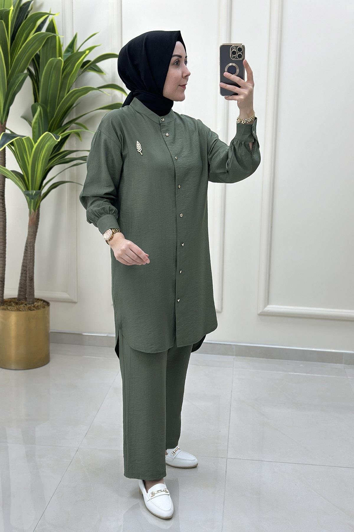 Pantolonlu TakımDüşük Omuz Broş Detaylı Tunik ve Pantolon Kadın İkili Takım Haki KADO 251267
