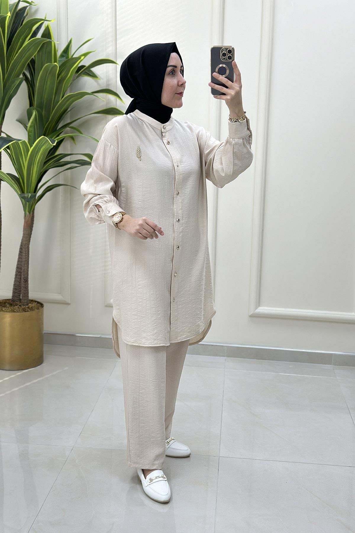 Pantolonlu TakımDüşük Omuz Broş Detaylı Tunik ve Pantolon Kadın İkili Takım Bej KADO 251267
