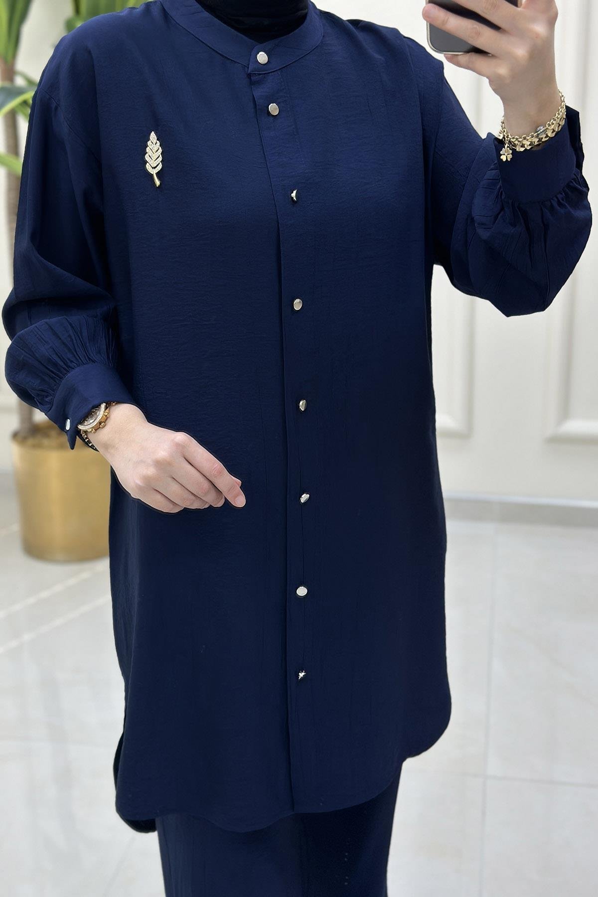 Pantolonlu TakımDüşük Omuz Broş Detaylı Tunik ve Pantolon Kadın İkili Takım Lacivert KADO 251267