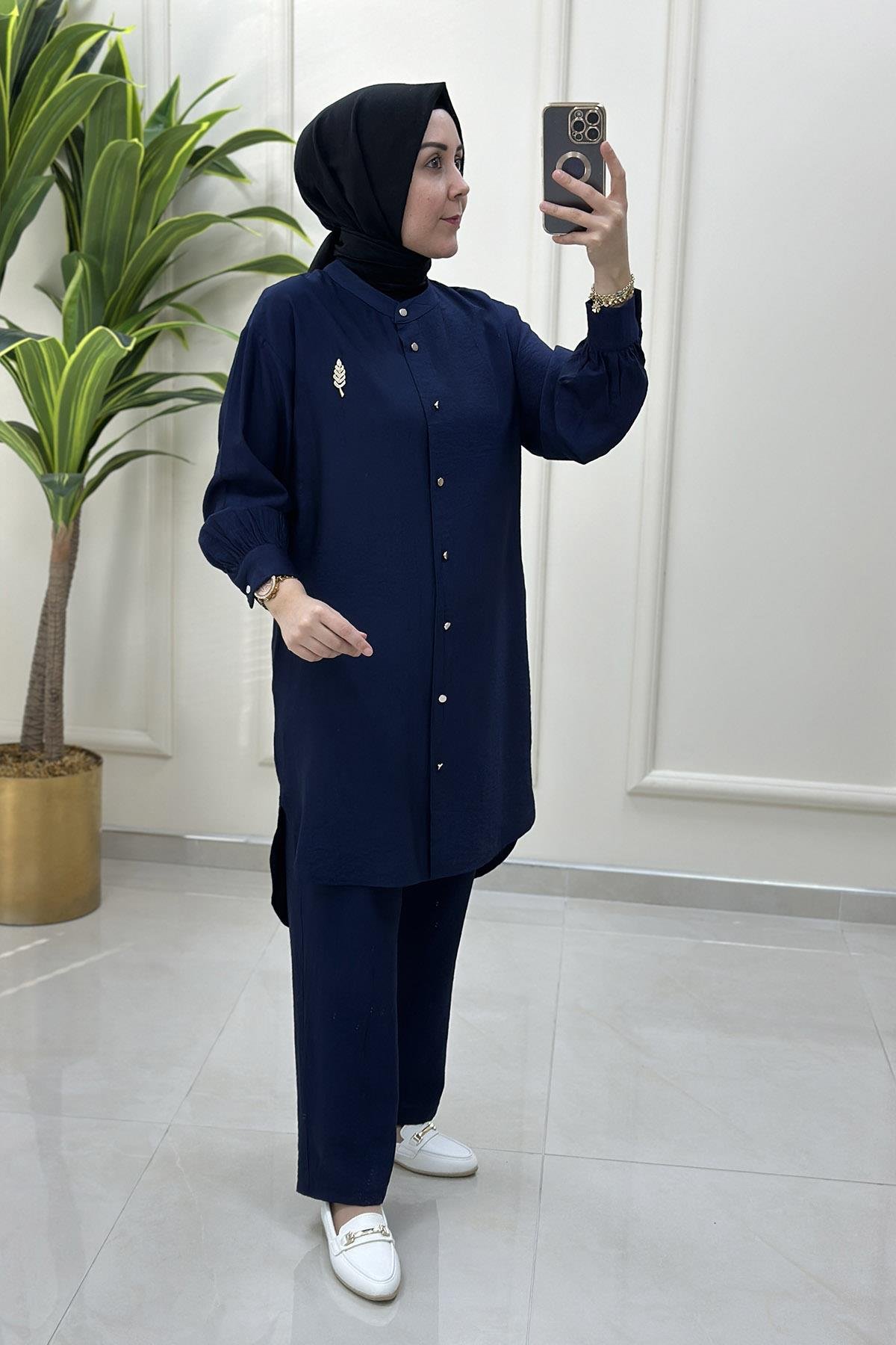 Pantolonlu TakımDüşük Omuz Broş Detaylı Tunik ve Pantolon Kadın İkili Takım Lacivert KADO 251267