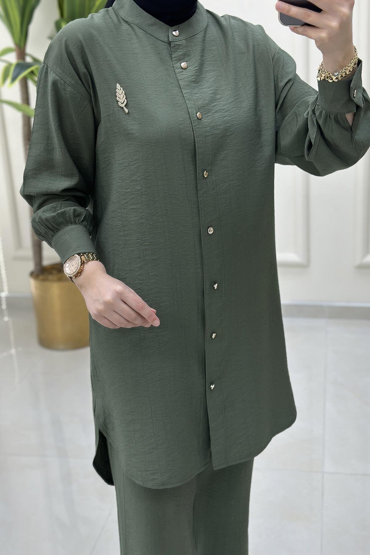 Pantolonlu TakımDüşük Omuz Broş Detaylı Tunik ve Pantolon Kadın İkili Takım Haki KADO 251267