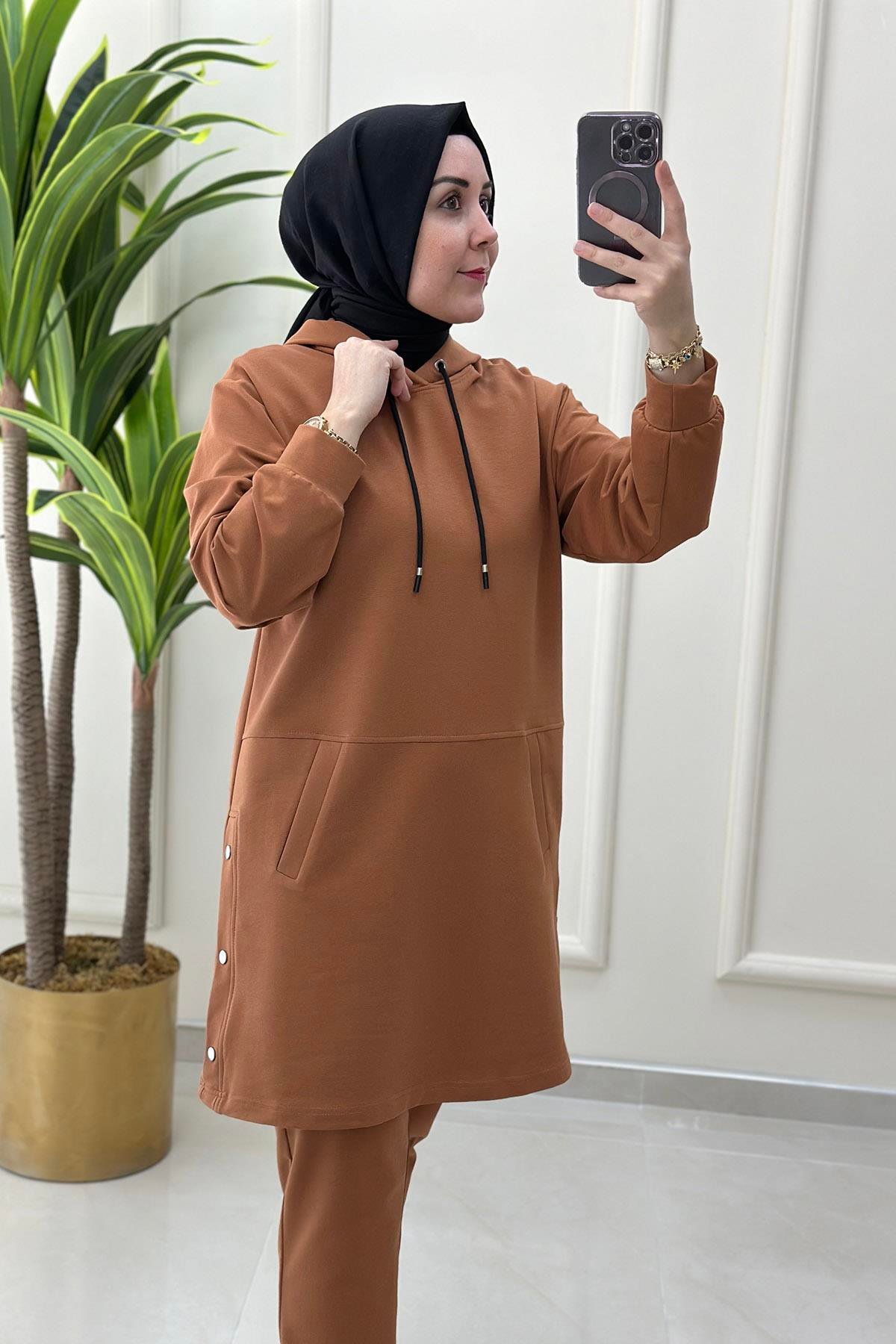 Pantolonlu TakımKapüşonlu Düğme Detaylı Pantolonlu İkili Kadın Takım Taba ESS 2856