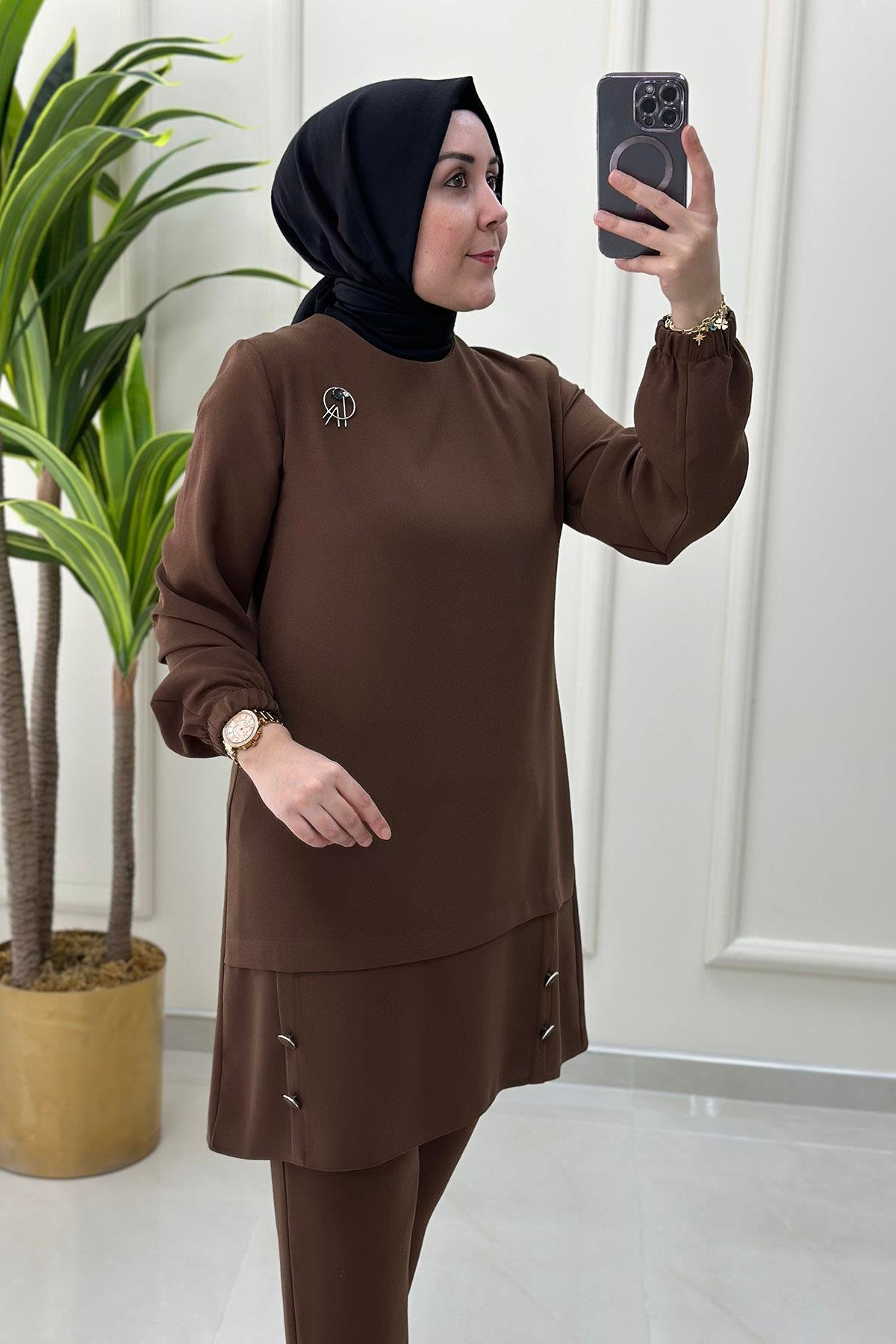 Pantolonlu TakımÖnü Broş Detaylı Kolu Büzgülü Kadın İkili Takım Açık Kahverengi MLH 4191