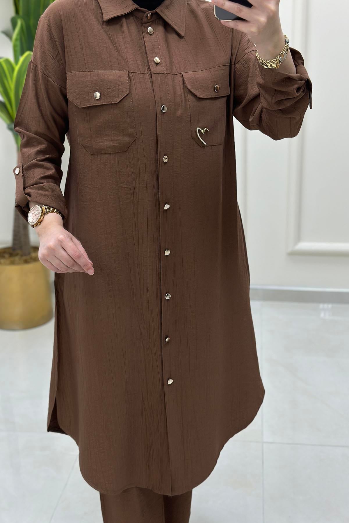 Pantolonlu TakımÖnü Düğmeli Cep Aksesuar Detaylı Tunik ve Pantolon Kadın İkili Takım Kahverengi KADO 251268