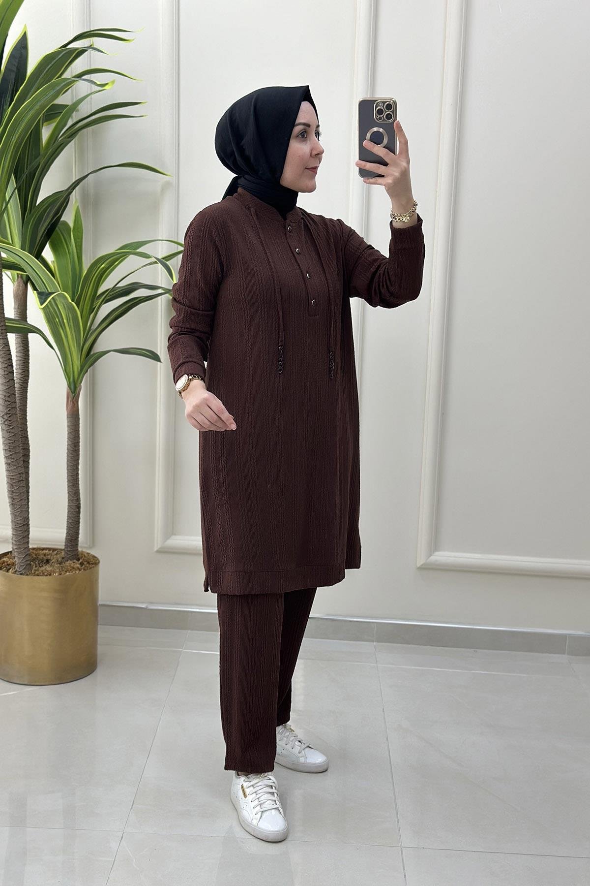 Pantolonlu TakımÖnü Yarım Düğmeli İp Aksesuarlı Tunik ve Pantolon Kadın İkili Takım Kahverengi KADO 9442