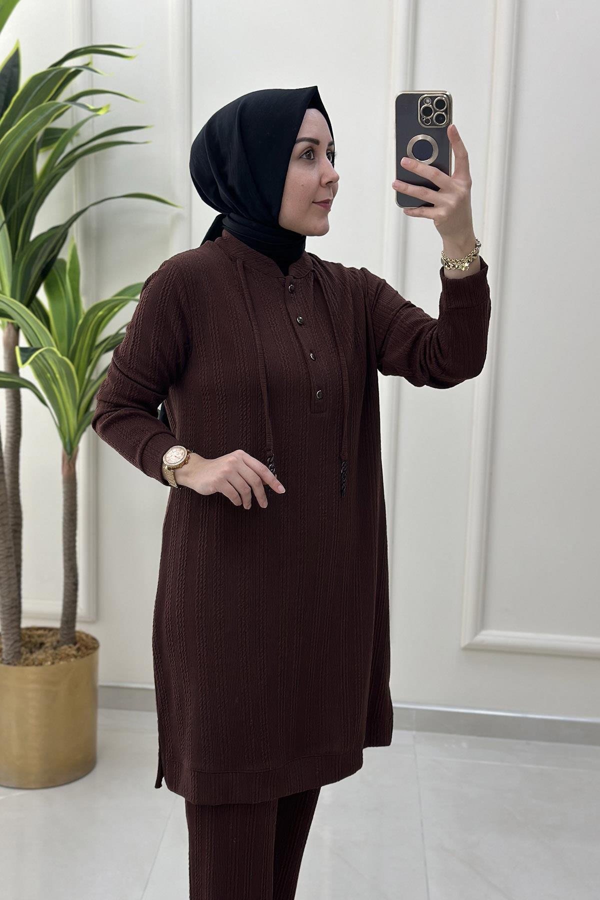 Pantolonlu TakımÖnü Yarım Düğmeli İp Aksesuarlı Tunik ve Pantolon Kadın İkili Takım Kahverengi KADO 9442